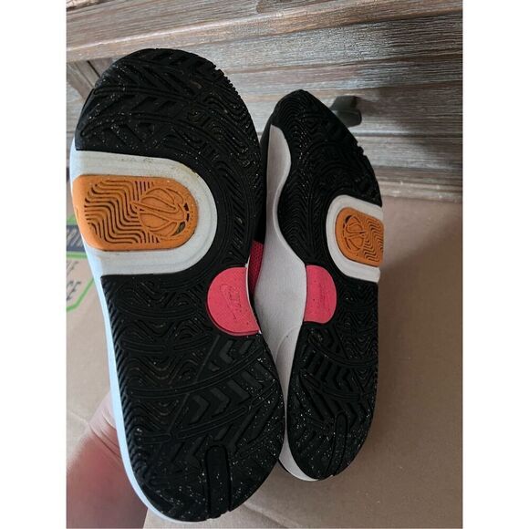 Nike Kids' Team Hustle D 11 Basketball Sneaker size 3 Y - Picture 4 of 5